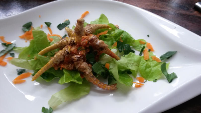 Zubereitete essbare Heuschrecken auf einem Teller angerichtet