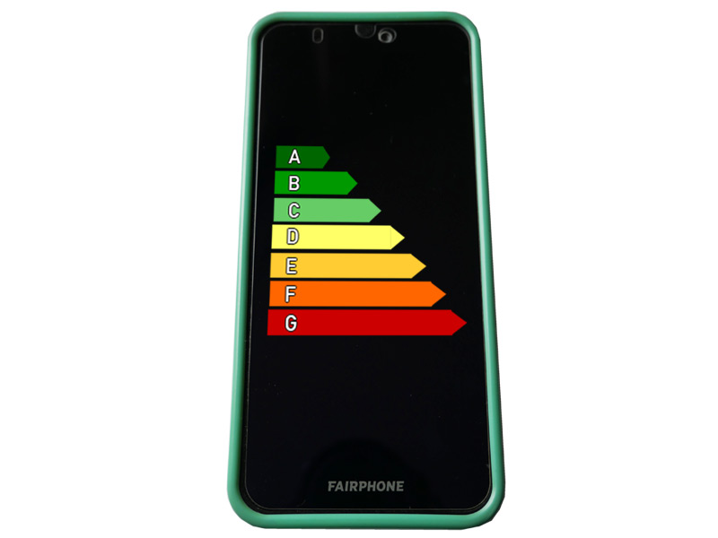 Smartphone mit einem Energielabel auf dem Display